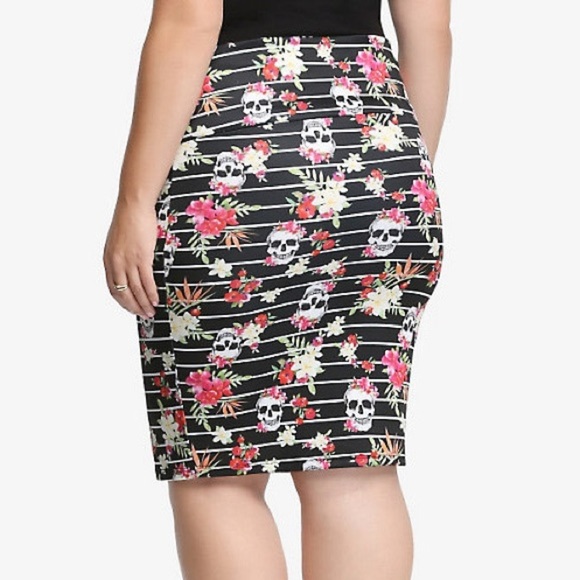 Torrid Tropical Skulls Stretchy Skirt, 4x. - Picture 2 of 9